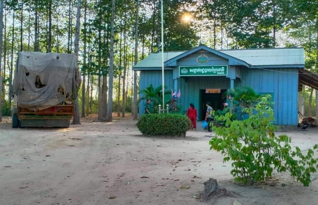 អស់ពីបំផ្លិចបំផ្លាញដេីមធំមកបំផ្លាញដេីមតូៗទៀតរថយន្តខ្នាតយក្ស ២ គ្រឿងដឹកអុសប្រភេទកូនឈើស្រស់ៗត្រូវបានសមត្ថកិច្ចចាប់បញ្ជូនទៅសង្កាត់រដ្ឋបាលព្រៃឈើស្រុកស្រីស្នំ