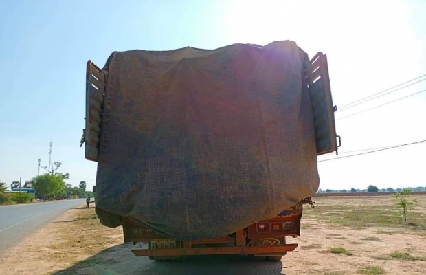 អស់ពីបំផ្លិចបំផ្លាញដេីមធំមកបំផ្លាញដេីមតូៗទៀតរថយន្តខ្នាតយក្ស ២ គ្រឿងដឹកអុសប្រភេទកូនឈើស្រស់ៗត្រូវបានសមត្ថកិច្ចចាប់បញ្ជូនទៅសង្កាត់រដ្ឋបាលព្រៃឈើស្រុកស្រីស្នំ