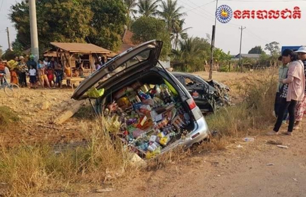 រថយន្ដ២គ្រឿងបុកគ្នាពេញទំហឹងបណ្ដាលអោយលោកយាយម្នាក់រងរបួសធ្ងន់!