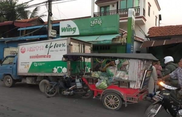 ស្លាប់បុរសម្នាក់ភ្លាមៗករណីបើកង់បីទៅបុកគូថរថយន្ត