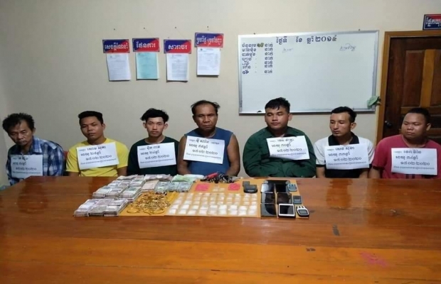 កម្លាំងកងរាជអាវុធហត្ថស្រុកកំរៀងអ្វើការឃាត់ខ្លួនជនសង្ស័យ 7 នាក់ពាក់ព័ន្ធករណីដឹកជញ្ជូន រក្សាទុកជួញដូរ ប្រើប្រាស់ ខុសច្បាប់នូវសារធាតុញៀន។