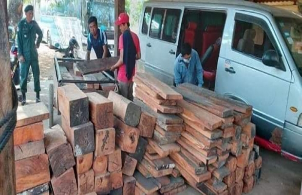 រថយន្តដឹកឈើល្មើសច្បាប់១គ្រឿងត្រូវកម្លាំងការិយាល័យប្រឆាំងបទល្មើសសេដ្ឋកិច្ចនៃស្នងការនគរបាលខេត្តស្ទឹងត្រែង បង្ក្រាបបាន..!!