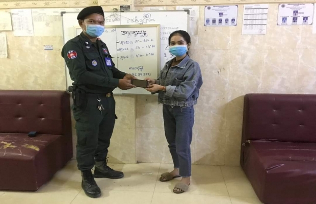 កម្លាំងអធិការដ្ឋាននគរបាលខណ្ឌមានជ័យឃាត់ខ្លួនជនសង្ស័យម្នាក់ករណីឆក់ទូរស័ព្វដៃមានស្ថានទម្ងន់ទោស...