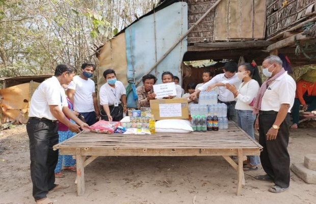 ប្រជាពលរដ្ឋក្រីក្រប្រាំគ្រួសារទទួលអំណោយមនុស្សធម៌ពីសមាគមសប្បុរសធម៌កម្ពុជាបារាំងក្នុងស្រុកព្រះស្តេច,,, (ព្រៃវែង)៖កាលពីថ្ងៃទី២០ ខែមីនា ឆ្នាំ២០២០ សមាគមសប្បុរសធម៌ កម្ពុជា-បារាំង បាននាំយកអំណោយមនុស្សធម៌ ទៅជូនដល់ពលរដ្ឋទីទាល់ក្រល