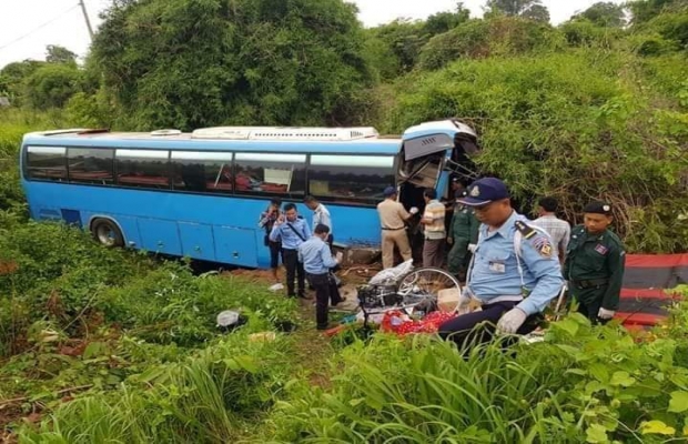 ព័ត៌មានបឋម ថ្មីៗនេះមានករណីគ្រោះថ្នាក់ចរាចរណ៍មួយបានកើតឡើងនៅស្រុកអន្លុងវែងគួរឲ្យរន្ធត់....