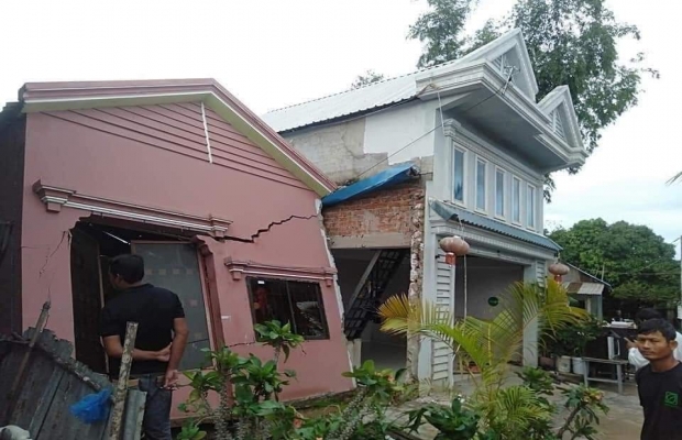 អភិបាលខេត្តកណ្ដាល នាំយកអំណោយសាខាកាកបាទក្រហមកម្ពុជា ចែកជូនប្រជាពលរដ្ឋរងគ្រោះដោយស្រុតផ្ទះ និងប្រជាពលរដ្ឋរងគ្រោះដោយជំនន់ទឹកភ្លៀង ចំនួន៨គ្រួសារ ស្ថិតនៅភូមិព្រែកថី សង្កាត់រការខ្ពស់ ក្រុងតាខ្មៅ