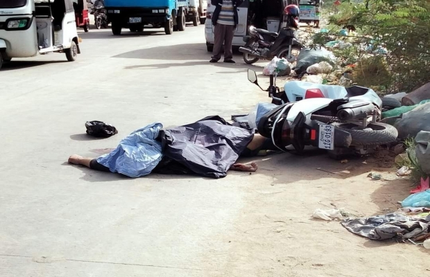 មានករណីគ្រោះថ្នាក់ចរាចរណ៍គួររន្ធត់បុរសម្នាក់ជិះម៉ូតូ ដាក់កង្ហារពីមុខបណ្ដាលឱ្យទាក់ដៃចង្កូតដួលត្រូវរថយន្តដឹកដីកិនពីក្រោយបណ្ដាលឲ្យធ្លាយពោះវៀន ស្លាប់ភ្លាមៗនៅនិងកន្លែង....!