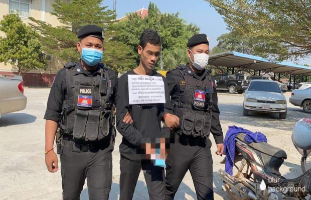 ពិតជាកម្មពៀរវេរាមែនជនសង័្យយម្នាក់ក្នុងចំណោមបក្សពួកពីរនាក់ដែលបង្កអំពេីហឹង្សាលើអ្នកដទៃបណ្តាលឱ្យរងរបួសធ្ងន់ត្រូវឃាត់ខ្លួនអនុវត្តតាមផ្លូវច្បាប់ហេីយ...