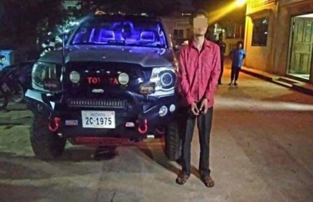 បុរស​ជាង​ឡាន​ម្នាក់​ ឃើញ​រថយន្ត​គេចតភ្លេច​ដកកូន​សោរ​លួចបើករត់គេច តែត្រូវ​ម្ចាស់​ឃើញ​ជិះ​ម៉ូតូ​ដេញ​តាម​ទាន់​ចាប់​ប្រគល់​ឱ្យ​ប៉ូលិស​ក្រុង​សៀមរាប