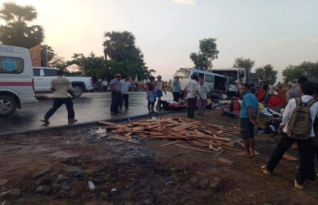 មនុស្ស៥នាក់បានស្លាប់ និង១០នាក់ទៀតរងរបួសធ្ងន់ក្នុងហេតុការណ៍គ្រោះថ្នាក់ចរាចរណ៍យ៉ាងរន្ធត់ នៅស្រុកសន្ទុក  កំពង់ធំ៖ យ៉ាងហោចណាស់មនុស្ស៥នាក់បានស្លាប់ និង១០នាក់ផ្សេងទៀតរងរបួសធ្ងន់ ក្នុងករណីគ្រោះចរាចរណ៍មួយ រវាងរថយន្តបែនដឹកដី រ៉េច