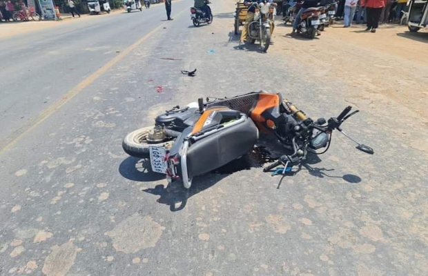 គ្រោះថ្នាក់ចរាចរណ៏ផ្លូវគោក រវាងម៉ូតូនឹងរថយន្ត បណ្តាលអោយស្លាប់មនុស្ស ០២ នាក់ ប្រុស០១នាក់ ស្រី១នាក់នៅផ្លូវជាតិលេខ១