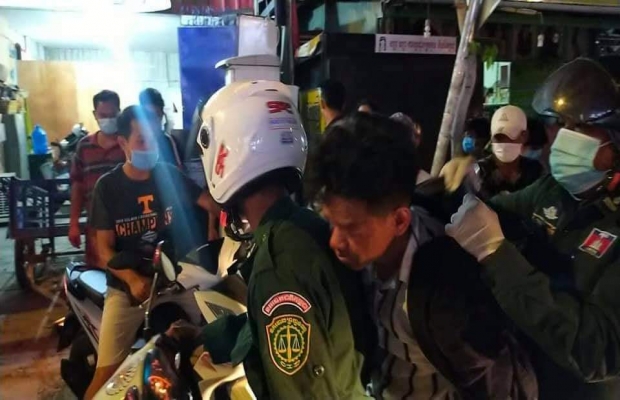 លួចគេថាឯងគ្រាន់ដល់គេតាមទាន់ធ្វេីមុខដូចខ្មោច ឃើញម៉ូតូម្ចាស់ទុកចោលទំនងពេកធ្វើសកម្មភាពកាច់កម្ចាស់ក្រឡេកឃើញទាន់ស្រែកថាចោរប្រជាពលរដ្ឋព័ទ្ធចាប់បានស្វាគមន៍ម្នាក់មួយដៃមួយជើងនៅសល់តែដង្ហើមចង្រឹត