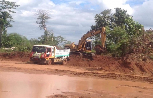 ពិតជាកន្លេលធំបន្លំដេកឬរបៀបត្រីងៀតឈ្លៀតពងមែនដីទំនប់ទេសចរណ៍ ធម្មជាតិហៅ ទំនប់(ខ្សាក)កំពុងត្រូវបានគេជីកយកអាចម៌ដីលក់យ៉ាងគគ្រឹកគគ្រែងក្រោមលេះស្តារ....!