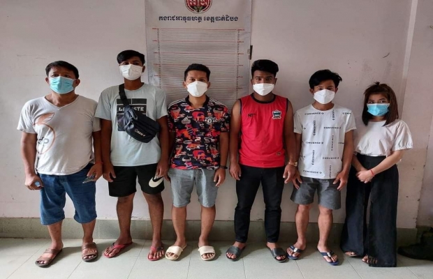 កម្លាំងអាវុធហត្ថខេត្តបានធ្វើការឃាត់ខ្លួនជនសង្ស័យ 6 នាក់ករណីជួបជុំធ្វេីសកម្មភាពផឹកសុីនិងច្រៀងខារាអូខេ...!