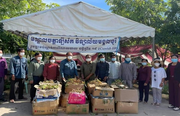 ឯកឧត្តម អ៊ុំ រាត្រី អភិបាលខេត្តបន្ទាយមានជ័យ អញ្ជើញ នាំយកផ្លែមៀន ជាអំណោយដ៍ថ្លៃថ្លាសម្តេចតេជោ ហ៊ុន សែន ជូនពលករធ្វើចត្តាឡីស័កតាមមណ្ឌល