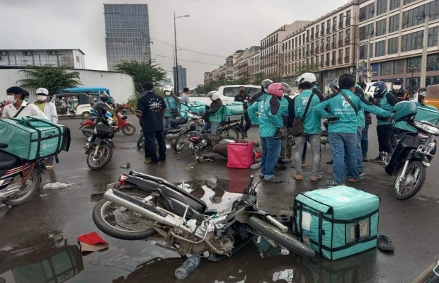 ម៉ូតូម៉ូតូ ២គ្រឿងរបស់ក្រុមហ៊ុនដឹកជញ្ជូន បុកម៉ូតូក្រុម ហ៊ុនដឹកជញ្ជូនដូចគ្នាបណ្តាលឲ្យរងរបួសធ្ងន់ស្រាលទាំងពីរ...