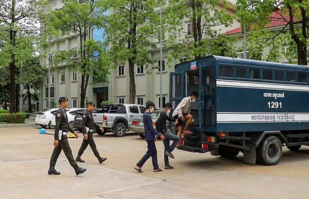 ក្រុមចោរលួច និងកាច់កម៉ូតូយ៉ាងសកម្ម ៣នាក់ ត្រូវបានអាវុធហត្ថរាជធានីភ្នំពេញ ឃាត់ខ្លួនបញ្ជូនទៅតុលាការដើម្បីផ្តន្ទាទោសតាមច្បាប់!