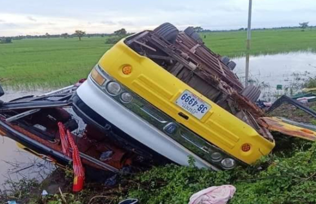 មានករណីគ្រោះថ្នាក់ចរាចរឡានក្រុង៤៥កៅអីកក្រឡាប់ផ្ងារជើងក្នុងស្រែសង្ស័យថាងោកមួយភាំង...!