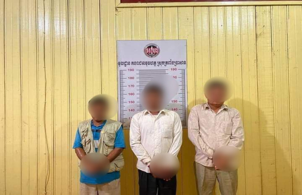 អាវុធហត្ថស្រុកត្រពាំងប្រាសាទ ឃាត់ខ្លួនអ្នកសារព័ត៌មានចំនួន៣នាក់ ពាក់ព័ន្ធករណី កំហែងយក…