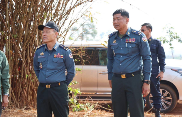 មណ្ឌលគិរី៖ ឯកឧត្ដមនាយឧត្ដមសេនីយ៍ សៅ សុខា ប្រធានគណៈកម្មការជាតិបង្រ្កាបបទល្មើសធនធានធម្មជាតិ បានដឹកនាំកម្លាំងចម្រុះ គ្រប់ក្រសួងស្ថាប័នពាក់ព័ន្ធចុះត្រួតពិនិត្យការទន្ទ្រានយកដីរដ្ឋក្នុងទំហំធំមហាសាលលាតសន្ធឹងលើដែនជម្រកសត្វព្រៃភ្