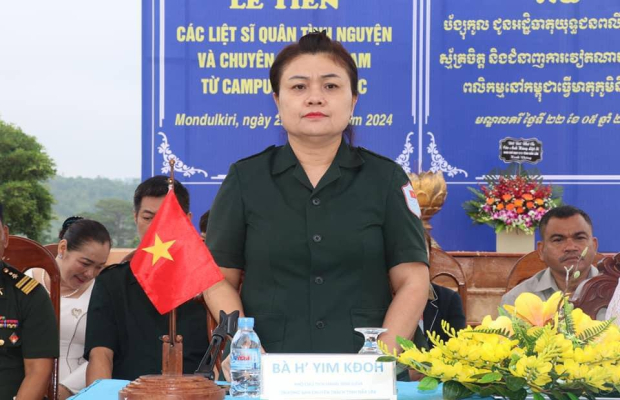 ថ្នាក់ដឹកនាំខេត្តមណ្ឌលគិរី មន្រ្តីរាជការ ព្រះសង្ឈ  យុវជន និងប្រជាពលរដ្ឋយ៉ាងច្រើនកុះករ ជួបជុំនៅរង្វង់មូលគោព្រៃ ដើម្បីចូលរួមដង្ហែពិធីបុណ្យវិសាខបូជា ទៅកាន់វត្តសែនមនោរម្យ