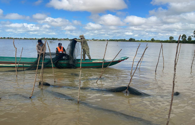 ក្រុមការងារចំរុះស្រុកសូទ្រនិគមដឹកនាំដោយលោក ឆាំ សុខុន នាយករងរដ្ឋបាលស្រុក សហការចុះបង្រ្កាបបទល្មើសនេសាទខុសច្បាប់...!