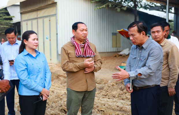 ឯកឧត្តម ឆាយ ឫទ្ធិសែន រដ្ឋមន្ត្រីក្រសួងអភិវឌ្ឍន៍ជនបទដឹកនាំមន្ដ្រីបច្ចេកទេស អញ្ជើញចុះពិនិត្យស្ថានភាពផ្លូវជនបទ ១ខ្សែ...