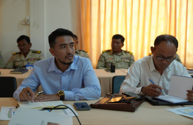 លោក​ ជា​ ណារ៉ុន អភិបាល​ នៃ​គណៈ​អភិបាល​ស្រុក​អូររាំងឪ​ ដឹកនាំ​កិច្ចប្រជុំ​ គណៈ​កម្មការ​រៀបចំ​សង្ក្រាន្ត​អូររាំងឪ​ឆ្នាំ​ថ្មី​២០២៥