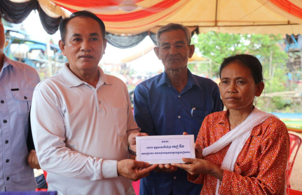 ក្រុមការងារ​រាជរដ្ឋាភិបាលចុះជួយមូលដ្ឋានឃុំកំពង់ភ្លុក តំណាងលោក ឧត្តមសេនីយ៍ត្រី សៀ ទីន មេបញ្ជាការកងរាជអាវុធហត្ថខេត្តសៀមរាប និងជាប្រធានក្រុមការងាររាជរដ្ឋាភិបាលចុះជួយមូលដ្ឋានឃុំកំពង់ភ្លុកបាននាំយកអំណោយ...