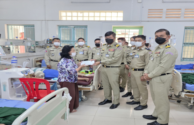 លោកឧត្ដមសេនីយ៍ទោ ហួត សុធី ស្នងការនគរបាលខេត្ត បានចាត់តំណាង ចុះសួរសុខទុក្ខ ព្រមទាំងនាំយកនូវថវិកាមួយចំនួន ជូនដល់មន្ត្រីនគរបាលដែលកំពុងមានជំងឺសម្រាកព្យាបាលនៅបន្ទប់សង្គ្រោះបន្ទាន់