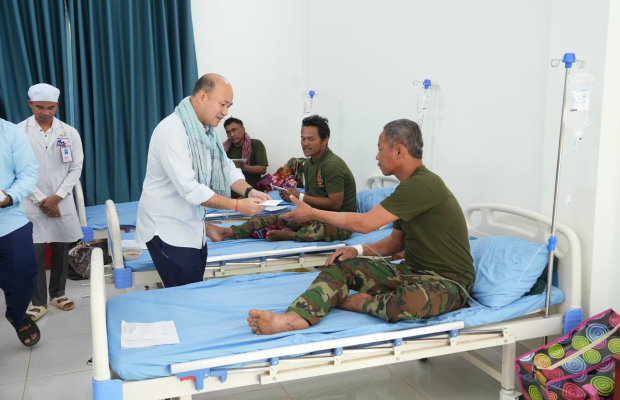 ឯកឧត្តម ហ៊ុន ម៉ានី អញ្ជើញចុះសួរសុខទុក្ខវីរកងទ័ពជួរមុខដែលបានរងរបួសក្នុងការបំពេញបេសកកម្មការពារបូរណភាពទឹកដី និងកំពុងសម្រាកព្យាបាលនៅមណ្ឌលសុខភាពគូលែន និងមន្ទីរពេទ្យបង្អែក១៦មករា ខេត្តព្រះវិហារ