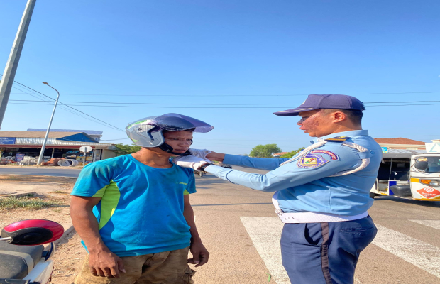 លោកឧត្តមសេនីយ៍ទោ ហួត សុធី ស្នងការនគរបាលខេត្ត បានចាត់កម្លាំងនគរបាលចរាចរណ៍ ចុះផ្សព្វផ្សាយណែនាំច្បាប់ស្តីពីចរាចរណ៍ផ្លូវគោក និងចែកមួកការពារសុវត្ថិភាព ជូនបងប្អូនប្រជាពលរដ្ឋ នៅតាមគោលដៅសំខាន់ៗ ក្នុងក្រុងសៀមរាប