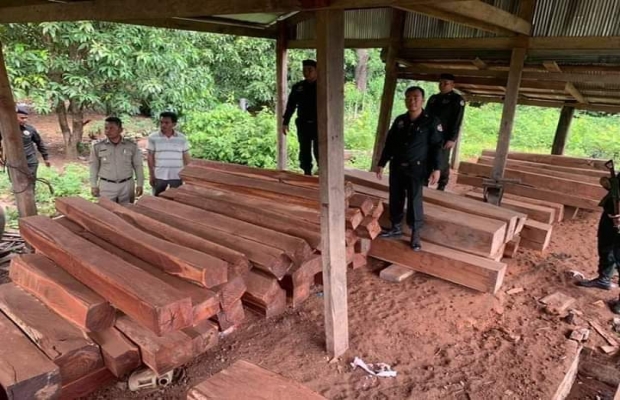 កម្លាំងសមត្ថកិច្ចកងរាជអាវុធហត្ថស្រុកត្រពាំងប្រាសាទចុះបង្ក្រាបឈេីស្ទុទុកមួយកន្លែង...